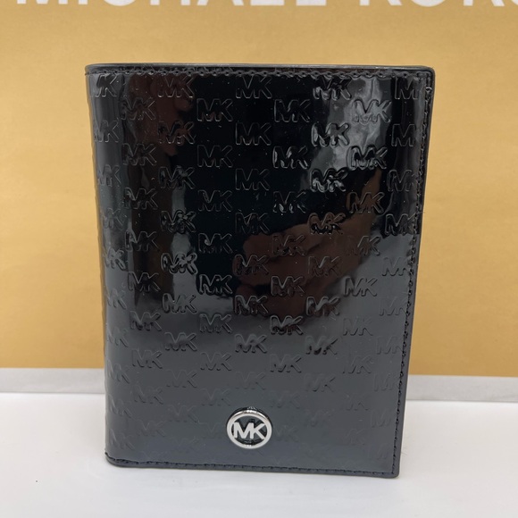 Michael Kors Jet Set Travel Md Signatu Patent Logo Debossed  Passport Case
Black - Picture 12 of 16
